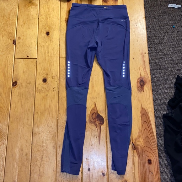 Nike dry fit purple leggings, zipper pocket in the back, mesh breathing patches - Picture 3 of 3